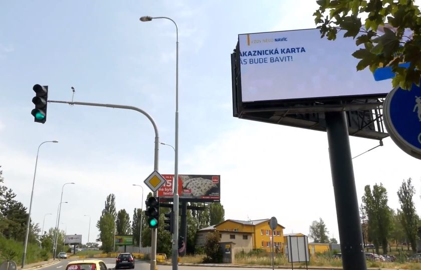 Billboard v Radlické ulici v Praze. Zdroj: YouTube.