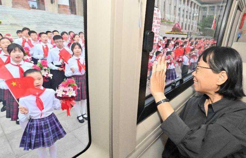 Zhang Guimei, držitelka Řádu 1. července, dorazila do Paláce lidu. Foto: Agentura Nová Čína