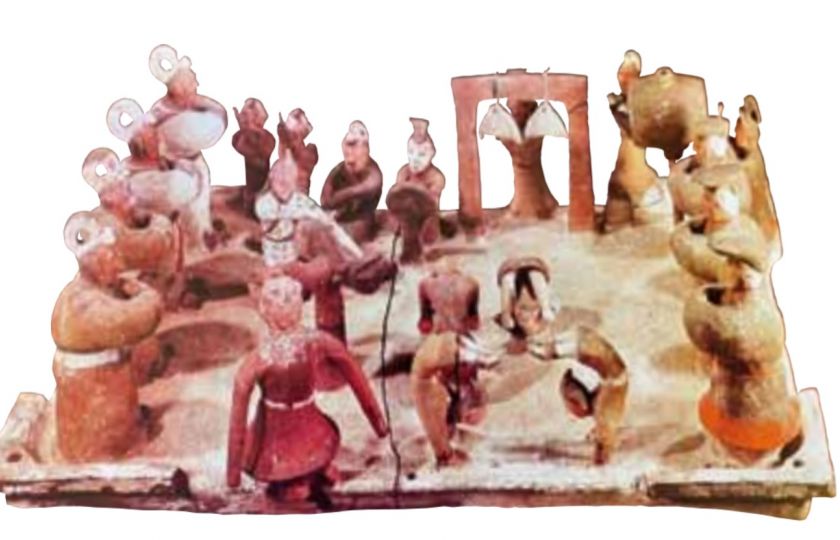 Vystoupení akrobatů před hodnostáři. Hrobová keramika, hrnčina zdobená malbou zastudena. Dynastie Chan (Han), 206 př. n. l. – 220 n. l.