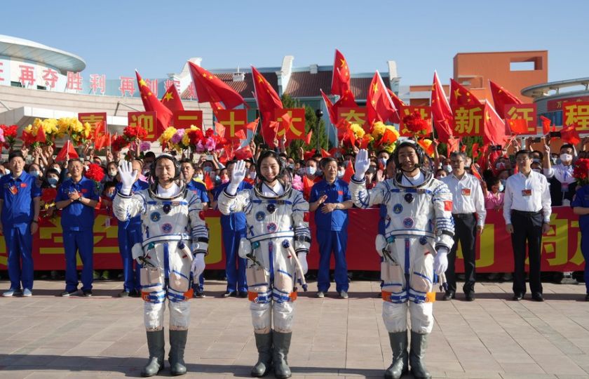 Posádku vesmírné lodě Shenzhou-14 tvoří kosmonauté Chen Dong (Čchen Tung), Liu Yang (Liou Jang) a Cai Xuzhe (Cchaj Sü-če). Jde o doposud nejmladší posádku. Foto: Agentura Nová Čína