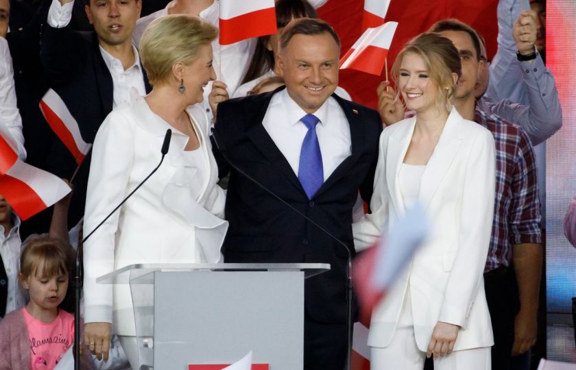 Druhé kolo prezidentských voleb v Polsku vyhrál s těsným náskokem Andrzej Duda.
