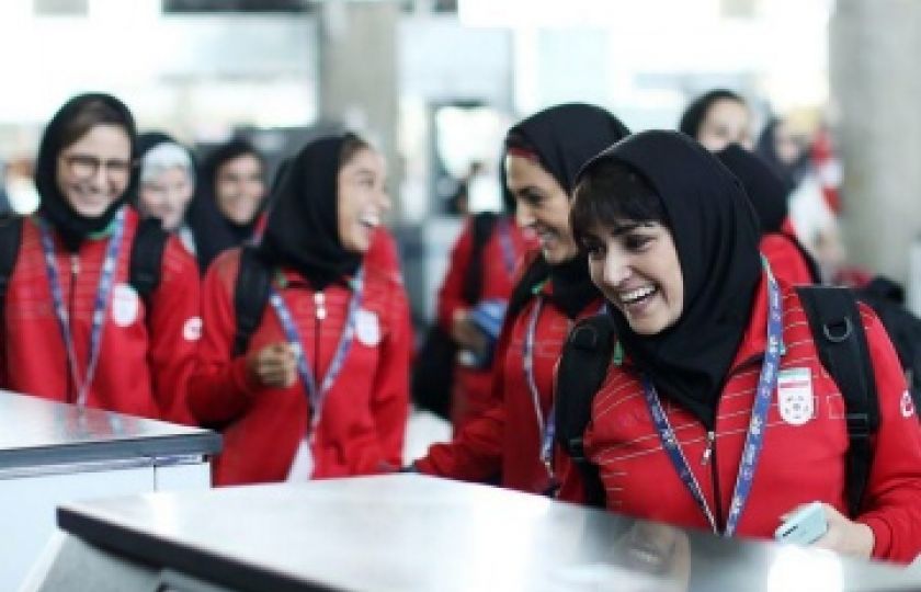 Ve filmu Studený pot zjistí kapitánka íránského národního týmu sálové kopané po odjezdu na finále Asijského poháru, že jí manžel soudně zakázal opustit zemi.