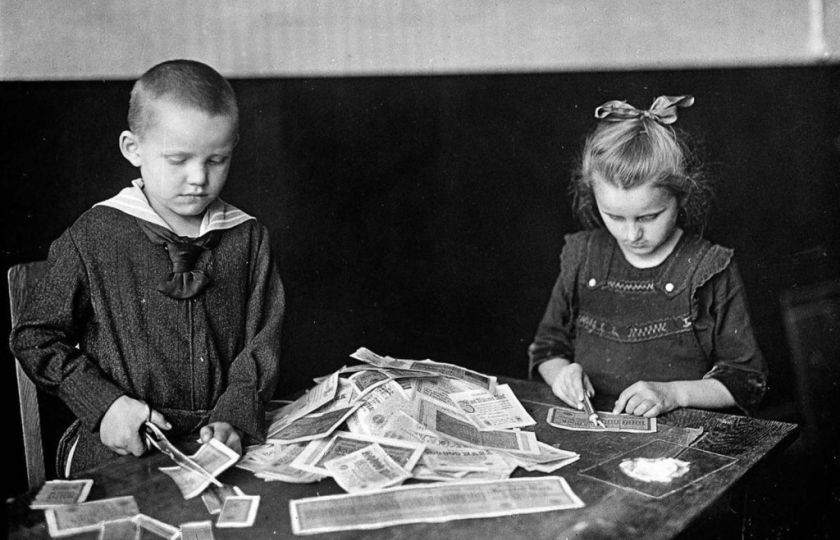 Děti si hrají s bezcennými bankovkami, Německo, 1922. Foto: Bundesarchiv