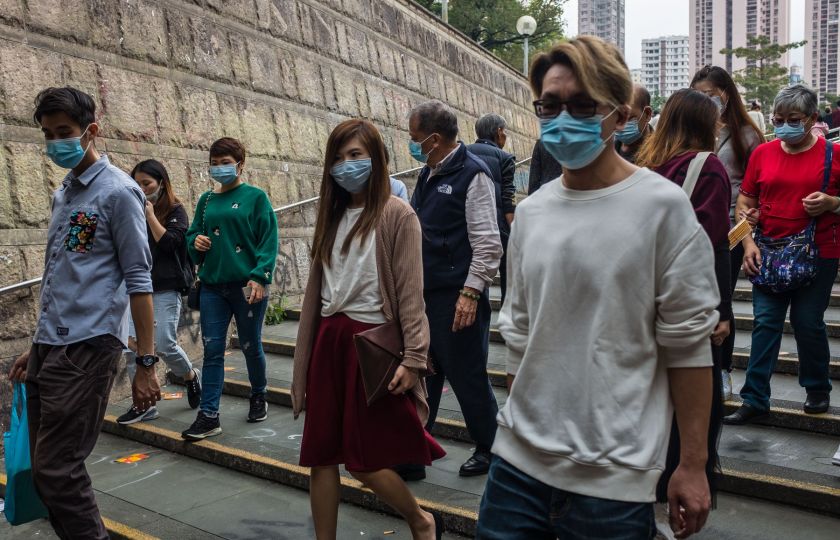 Po návštěvě chrámu Wong Tai Sin v první den lunárního Nového roku krysy v Hongkongu 25. ledna si všichni nasadili masky jako preventivní opatření po propuknutí koronaviry, které začalo v čínském městě Wuhan. Foto: Profimedia.