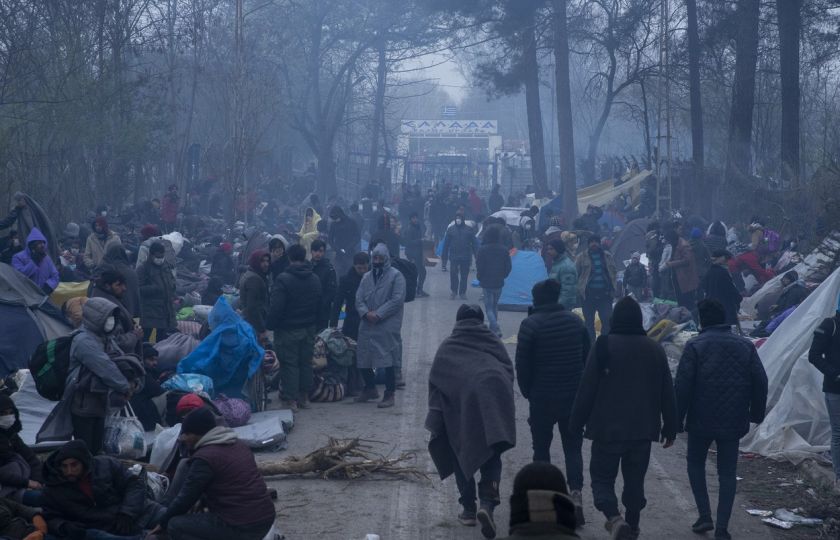Žadatelé o azyl už téměř měsíc čekají v zalesněné oblasti poblíž nárazníkové zóny mezi přechody Kastanies a Pazarkule v naději, že Řecko otevře hranice (26. března v turecké severozápadní provincii Edirne). Foto: Agentura Gokhan Balci / Anadolu / Profimedia.
