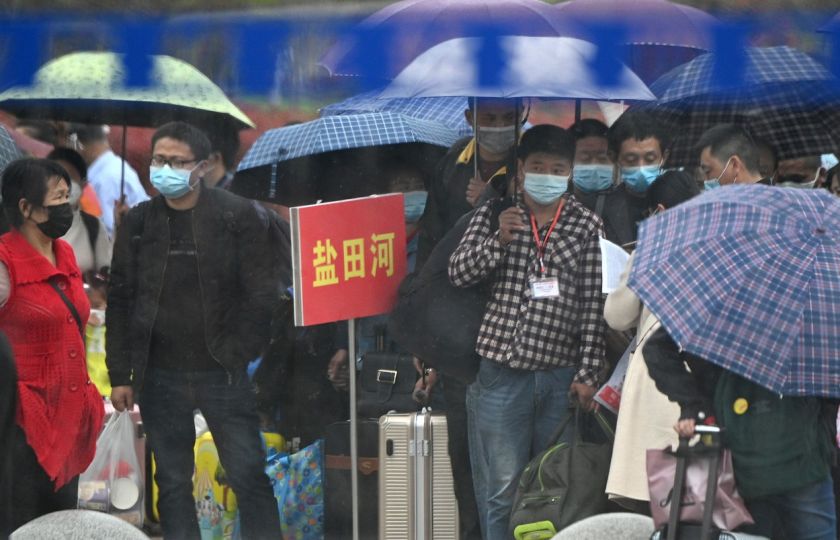 Lidé na nádraží v Machengu v čínské centrální provincii Hubei 25. března 2020, kdy byla zrušena přísná omezení pro tuto provincii, epicentru koronavirové epidemie. Foto: Profimedia.