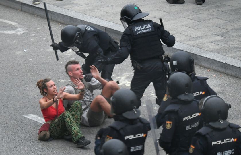 Proti Kataláncům protestujícím proti odsouzení devíti katalánských separatistických vůdců k devíti až třinácti letům vězení zasáhla loni v říjnu policie. Foto: Profimedia.