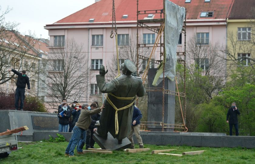 Socha maršála Koněva byla z podstavce sejmuta a odvezena do depozitáře 3. dubna 2020. Foto: Robert Klejch / CNC / Profimedia.