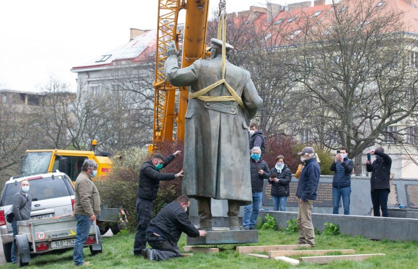 Odstraňování sochy maršála Koněva v Praze 6. Foto: Martin Hykl / CNC / Profimedia.