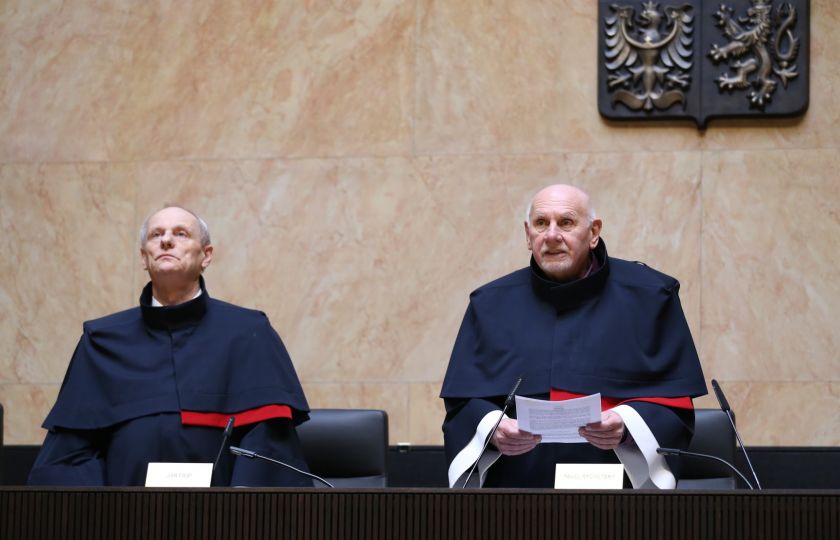 Ústavní soud 18. února zamítl (vlevo soudce Jan Filip, vpravo Pavel Rychetský) návrh na změny zákona o střetu zájmů, takzvaného 