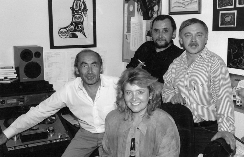 Lída Rakušanová v redakci Rádia Svobodná Evropa s Milanem Schulzem,  Karlem Moudrým a Karlem Krylem v prosinci 1989. Foto: archiv autorky.