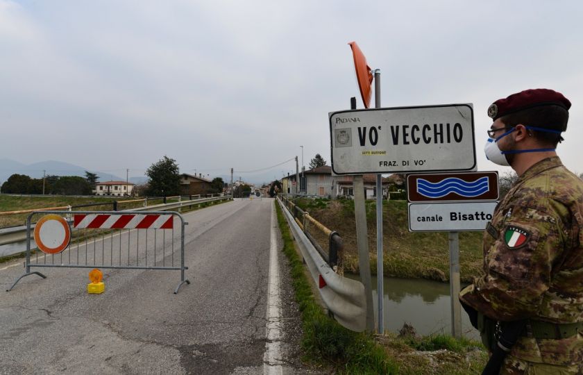 Italští vojáci hlídkují u kontrolního bodu u vjezdu do malého města Vo Vecchio. Foto: Profimedia.