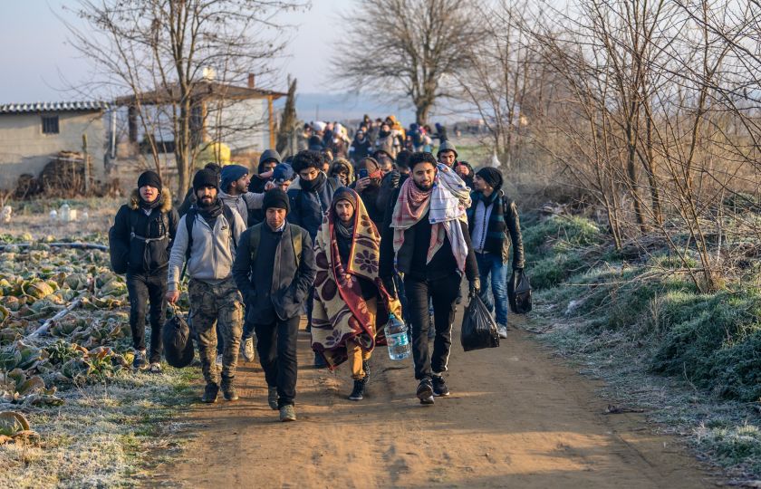 Migranti kráčejí 1. března 2020 směrem k řecké hranici v Pazarkule v okrese Edirne. Foto: Profimedia.