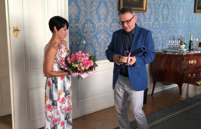 Ministr kultury Lubomír Zaorálek předává medaili Artis Bohemiae Amicis české primabaleríně Olze Borisové-Pračikové. Foto: MK