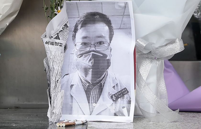 Jednou ze známých obětí koronaviru je čínský oftalmolog Li Wen-liang (narozen 12. října 1986), který se jako jeden z prvních snažil upozorňovat na šíření nového typu koronaviru: už v prosinci 2019 si u pacientů všiml příznaků podobných nemoci SARS a informoval své kolegy. Úřady byl ale obviněn ze šíření lživých informací. Sám se nakonec také nakazil a zemřel 7. února. Foto: Profimedia.