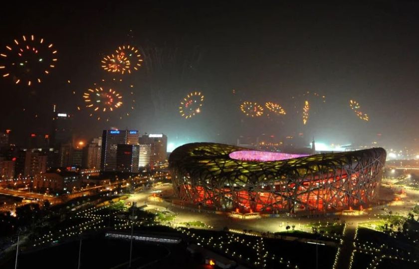 „Ptačí hnízdo“, hlavní dějiště olympijských her v Pekingu, bylo 8. srpna 2008 osvětleno ohňostrojem při zahajovacím ceremoniálu.