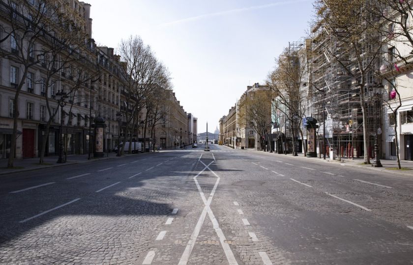 V Paříži jsou kvůli koronavirové epidemii zcela vylidněné jinak rušené bulváry. Foto: Jack Tribeca / Bestimage Paris / Profimedia.