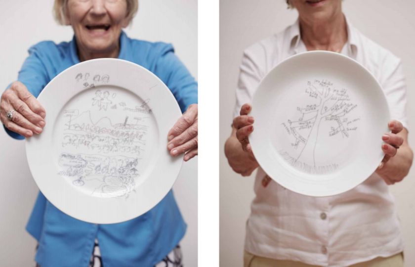 V rámci projektu TAK TO BYLO senioři vytváří celou porcelánovou sadu cca o 7 kusech nádobí, na kterém se odráží celý životní příběh. Foto: Lenka Záhorková 