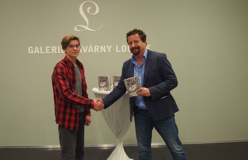 Spisovatel Michal Viewegh blahopřeje vítězi Alexandru Platovi. Foto: Anna Sniegonová