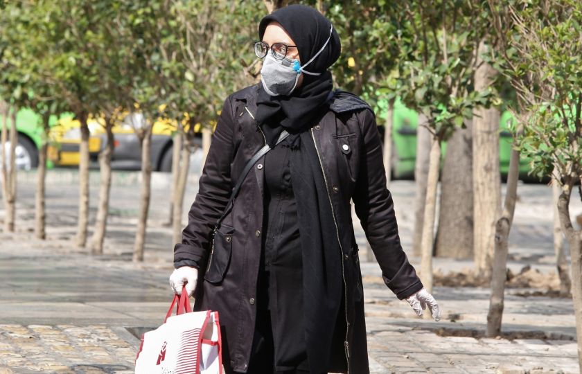 Žena s ochrannou maskou v ulicích Teheránu. Foto: Profimedia.