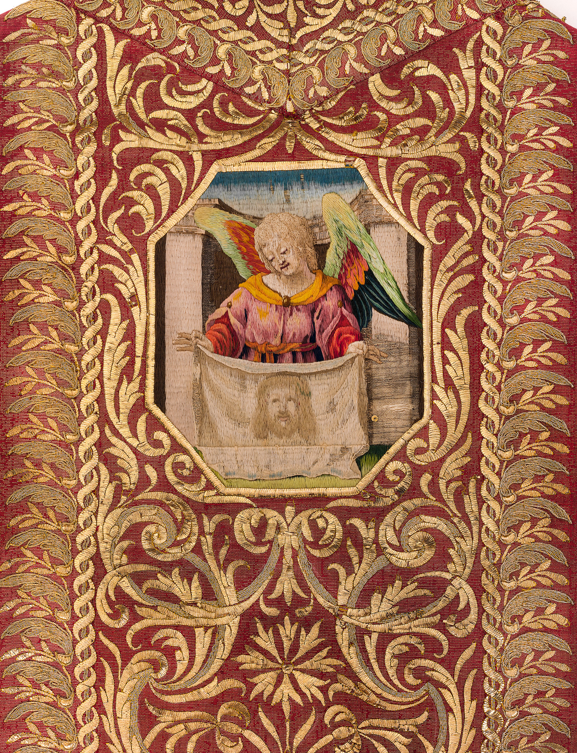 Kasule s výšivkou Arma Christi – detail anděla s Veroničinou rouškou, Řím, dílna papežského dvora (Angelo Broncone?), kolem 1655–1660, Arcibiskupství olomoucké. Foto: Muzeum umění Olomouc.