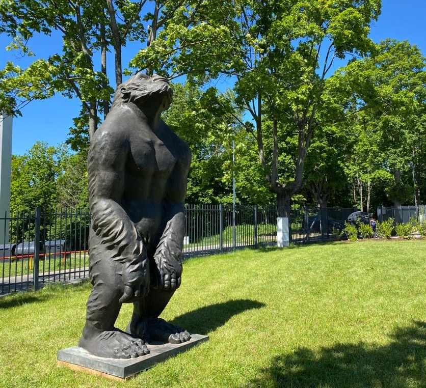 Bronzová gorila Original Sin od Lia Ruowanga ve Vratislavicích nad Nisou. Foto: Sculpture line.