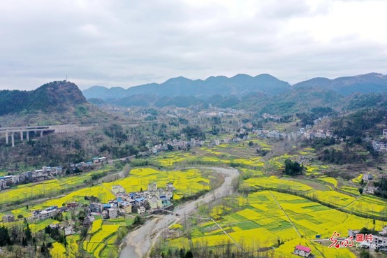 Okres Tonggu v autonomní prefektuře národnostní menšiny Tujia a Miao Youyang pod správou města Chongqing. Foto: Qiu Hongbin / Guangming Picture