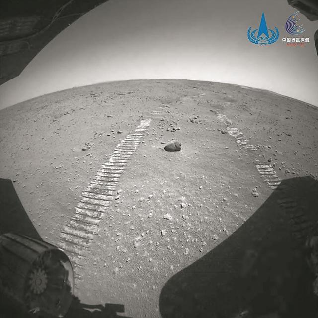 Obrázek pořízený kamerou roveru Zhurong