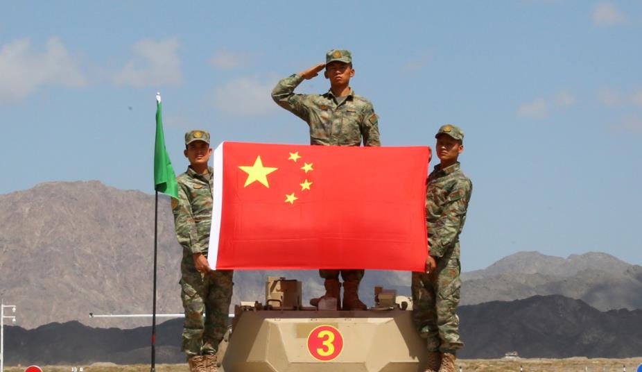 Čínský tým po dojetí do cíle vyvěsil národní vlajku. Zdroj: 81.cn