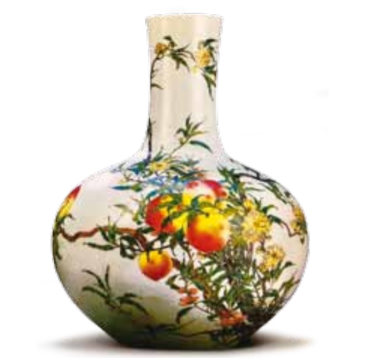 Váza typu nebeská koule. Porcelán, malba emaily růžové skupiny, též práškové barvy na polevě (fen-cchaj). Blahopřejný motiv dlouhého věku – broskví. Dynastie Čching (Qing), období Čchien-lung (Qianlong), 1736–1796.