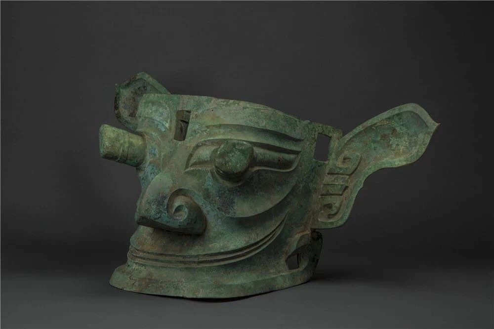 Bronzová maska. Zdroj: Muzeum Sanxingdui