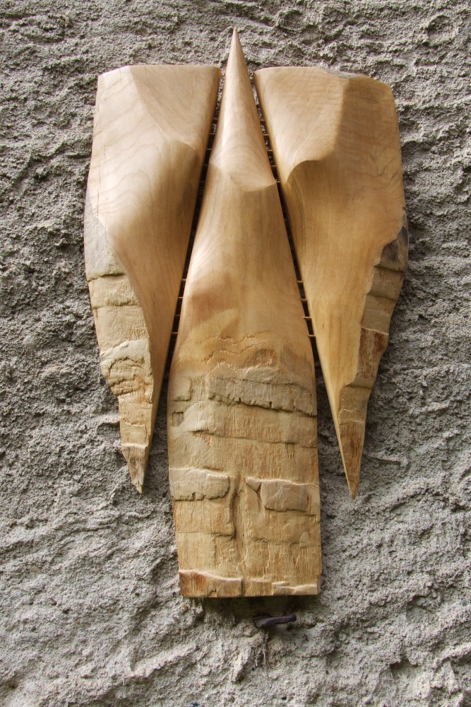 Křídla, reliéf, výška 110 cm, dubové dřevo. Práce a foto M. Patřičný