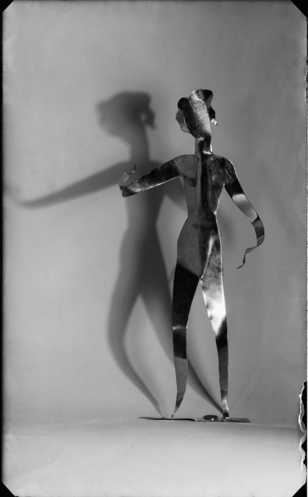 Josef Sudek, [František Tröster–žáci, Reklamní kovová figura, asi 1935], 1935, negativ na skleněné podložce, Ústav dějin umění AV ČR.